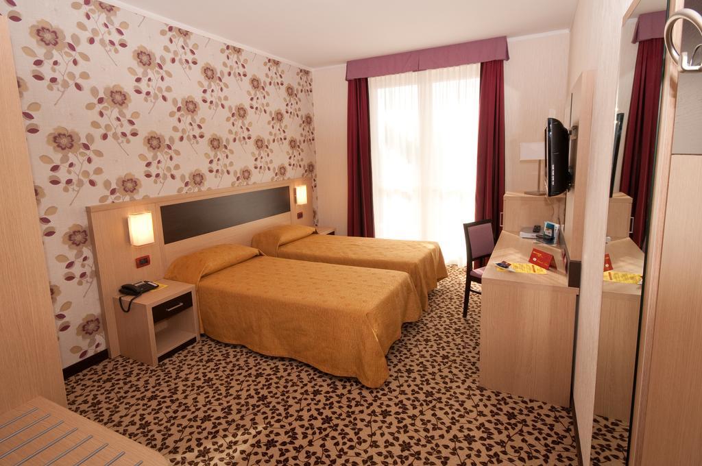 Hotel Brindor Poirino Kültér fotó