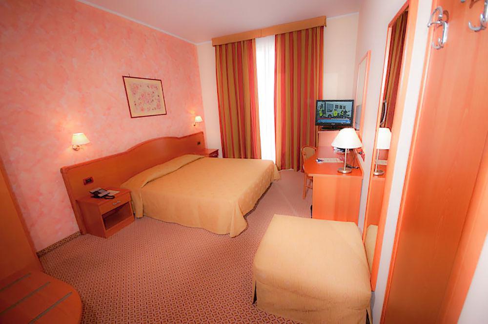 Hotel Brindor Poirino Kültér fotó