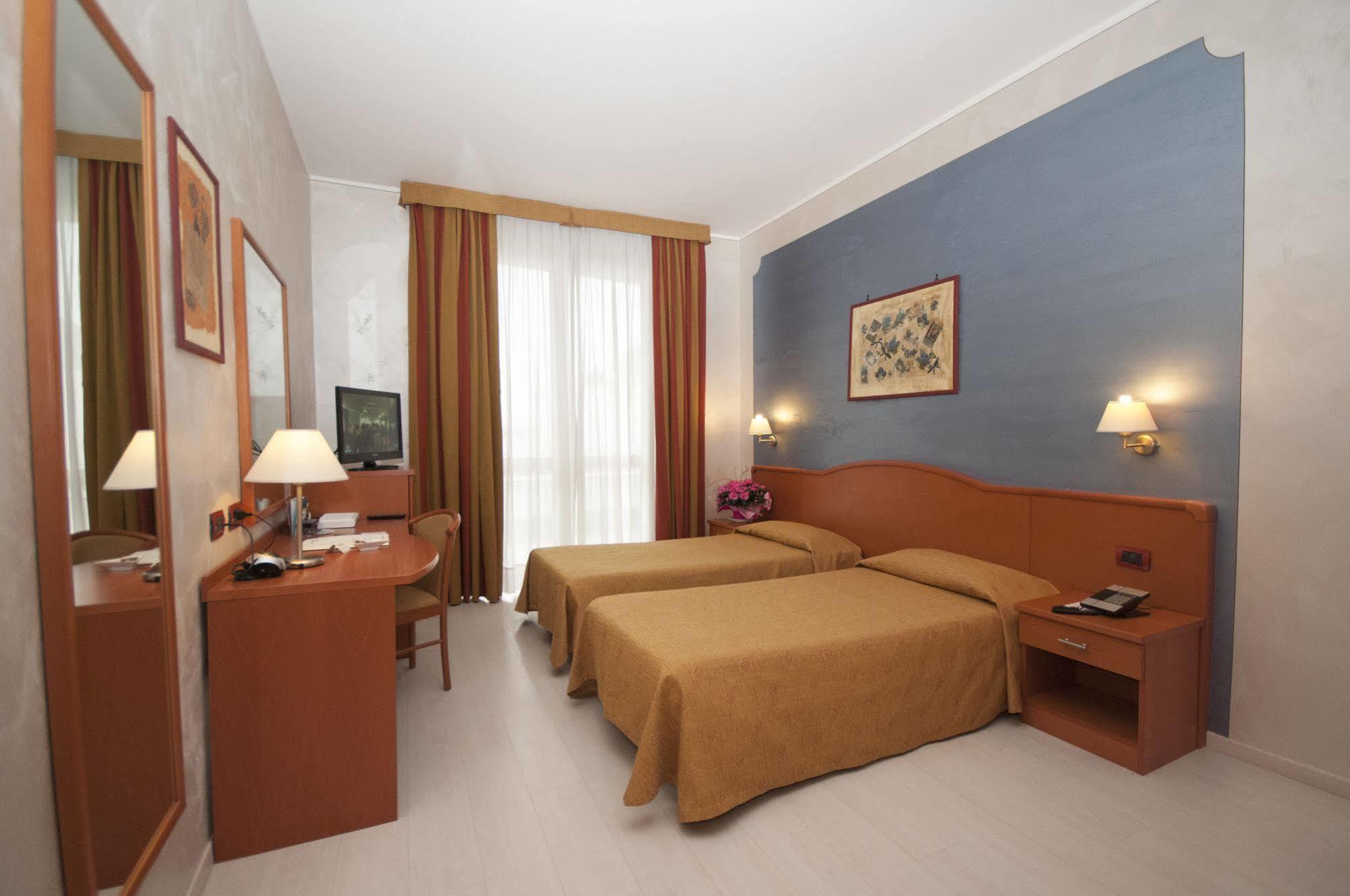 Hotel Brindor Poirino Kültér fotó