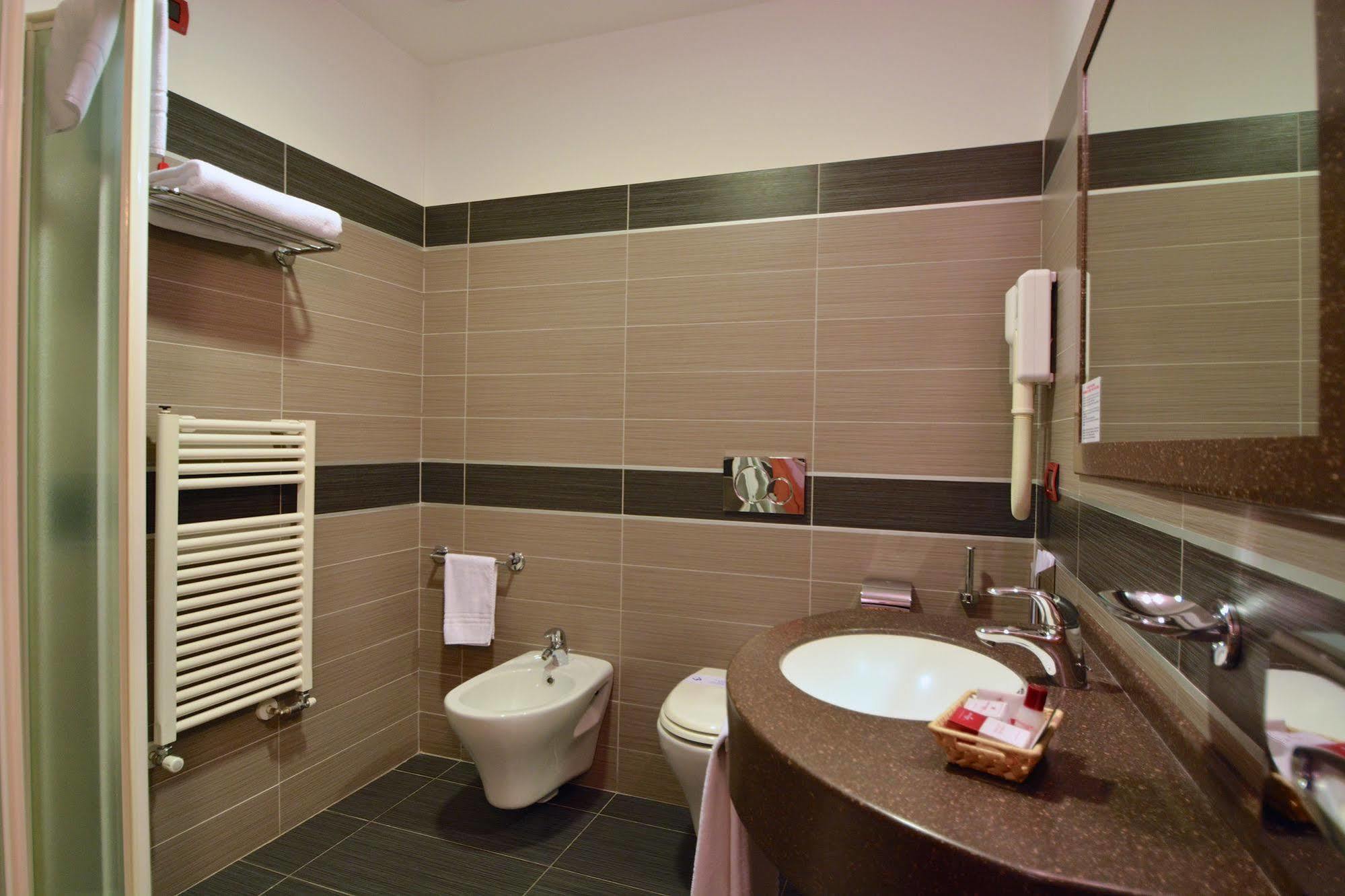Hotel Brindor Poirino Kültér fotó