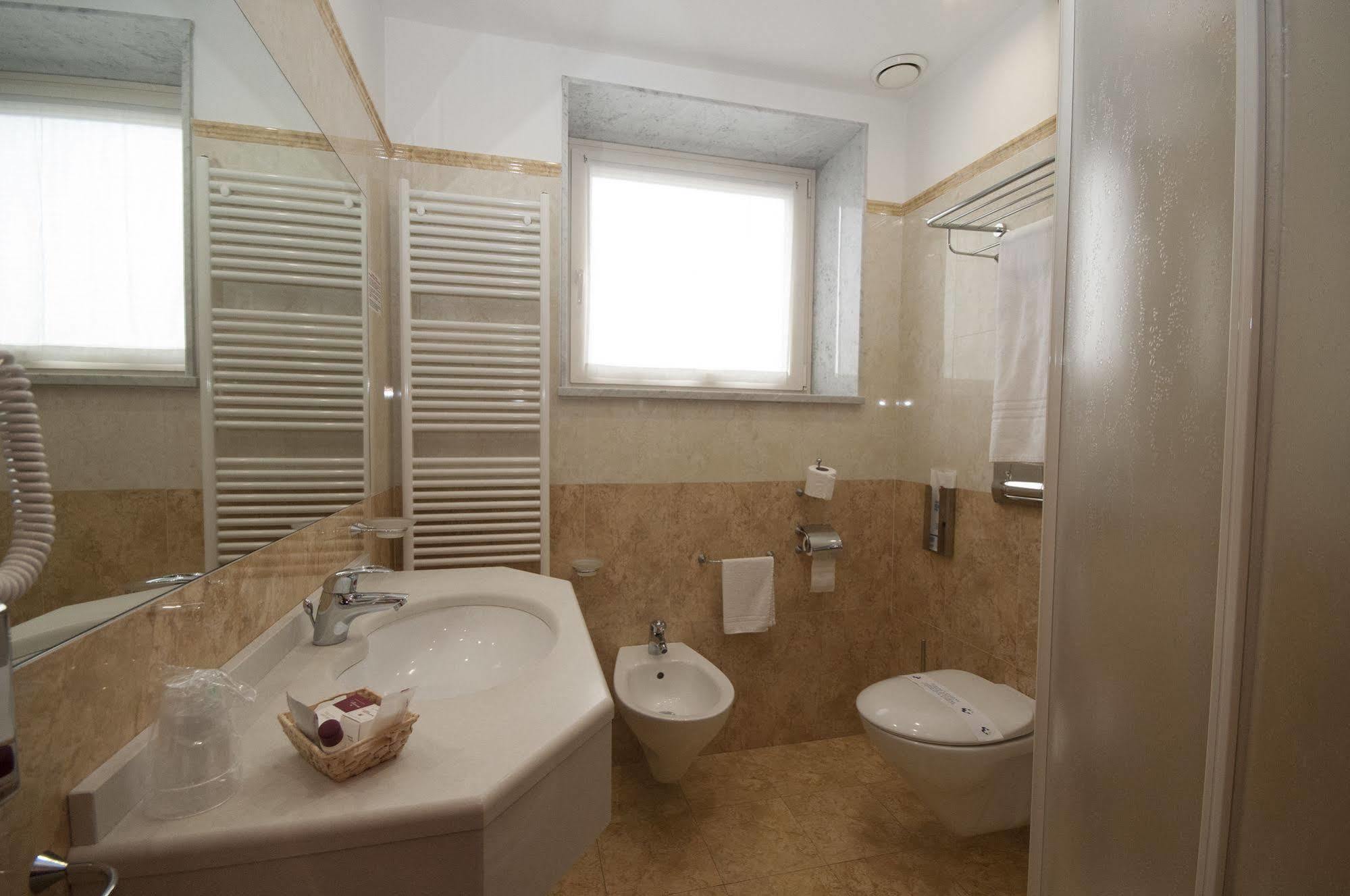 Hotel Brindor Poirino Kültér fotó