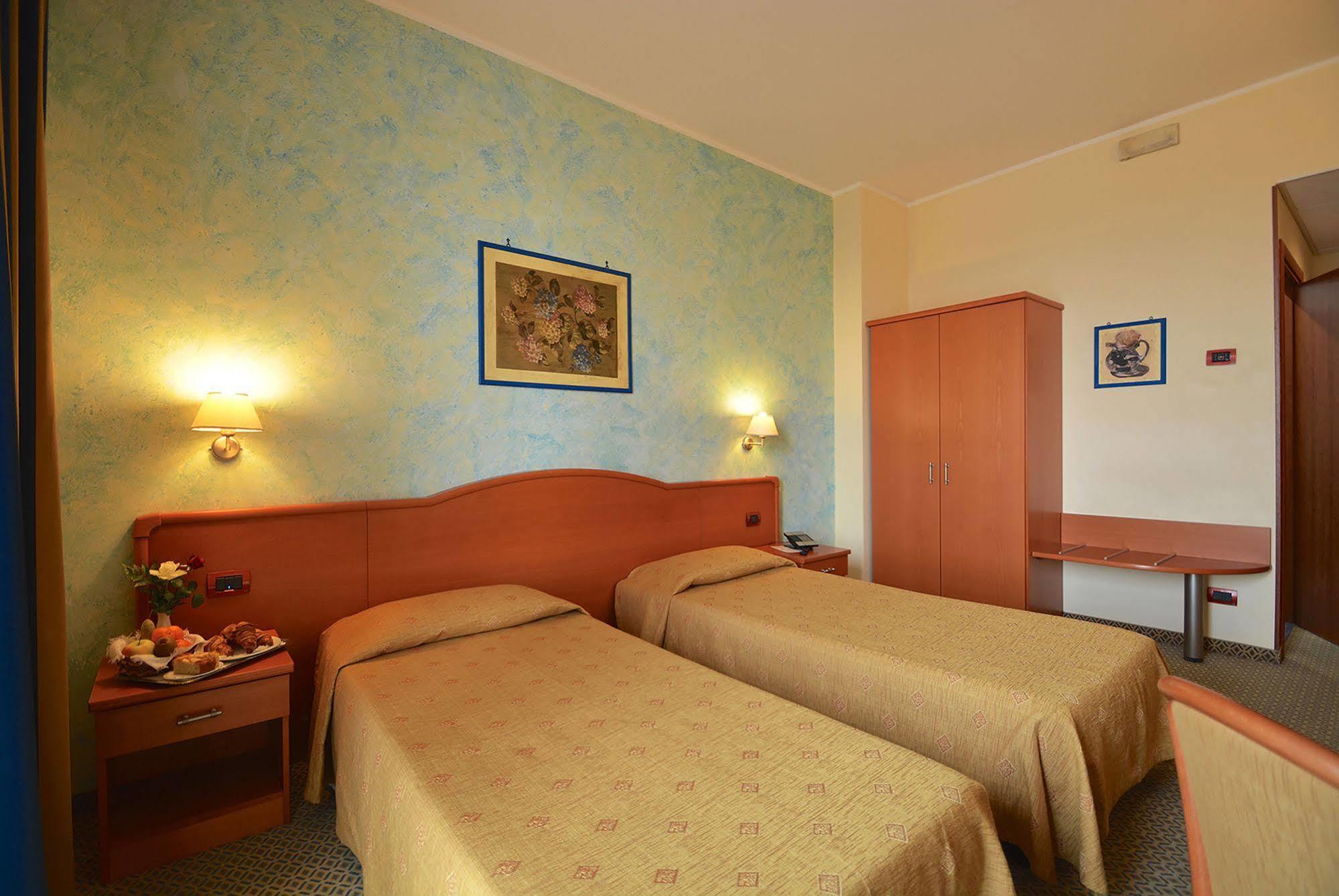 Hotel Brindor Poirino Kültér fotó