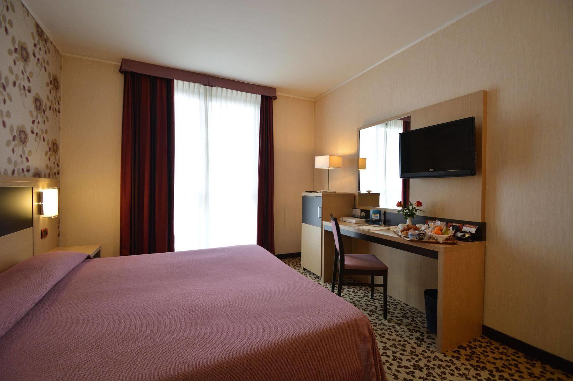 Hotel Brindor Poirino Kültér fotó