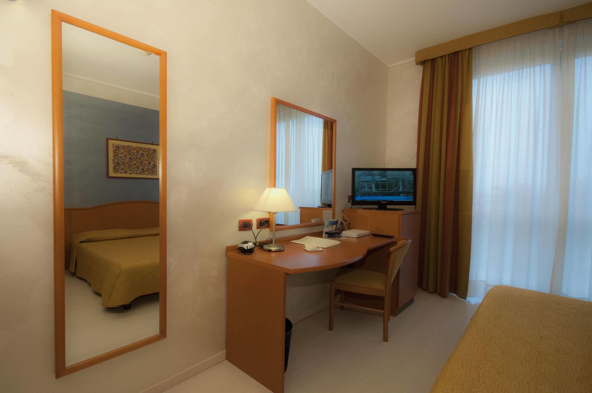 Hotel Brindor Poirino Kültér fotó