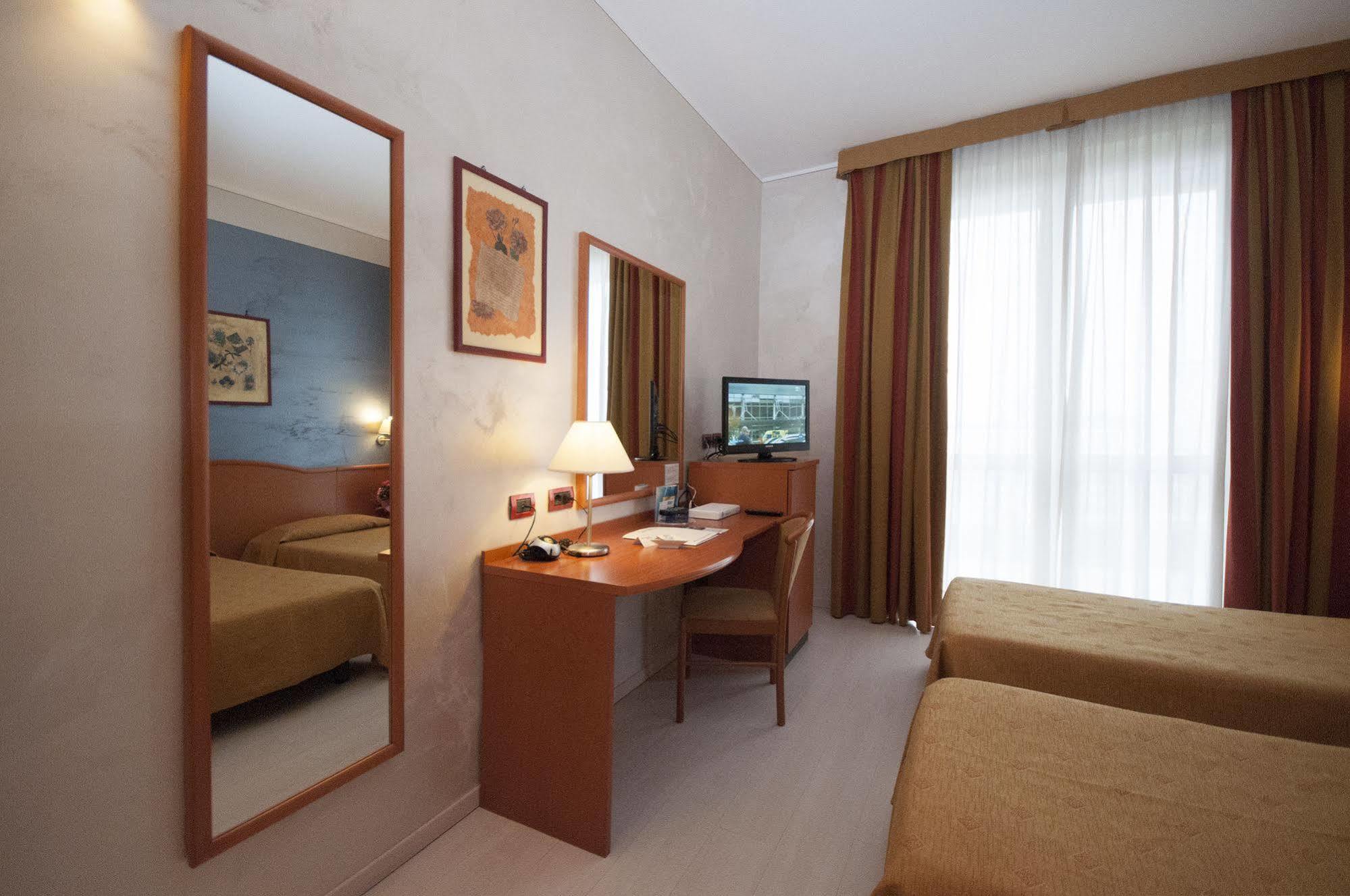 Hotel Brindor Poirino Kültér fotó